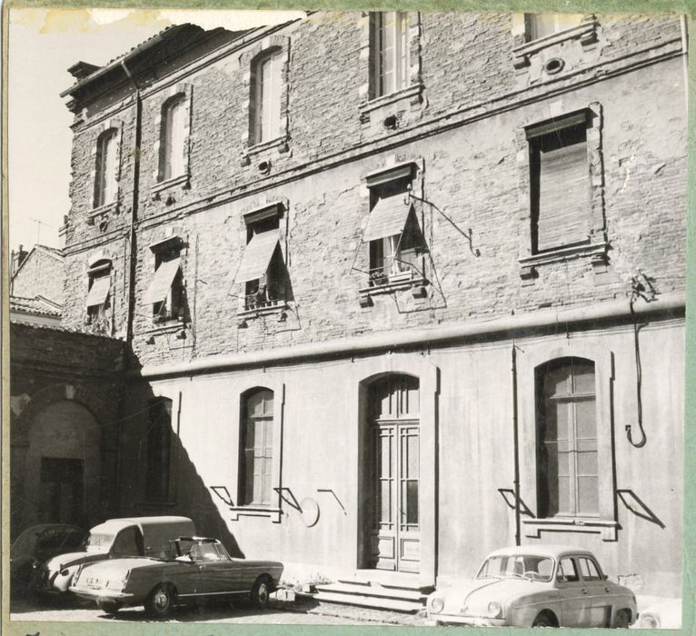 petite cour nord, vue partielle des façades