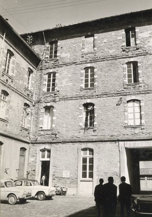 portail sur rue ouvrant sur la petite cour nord
