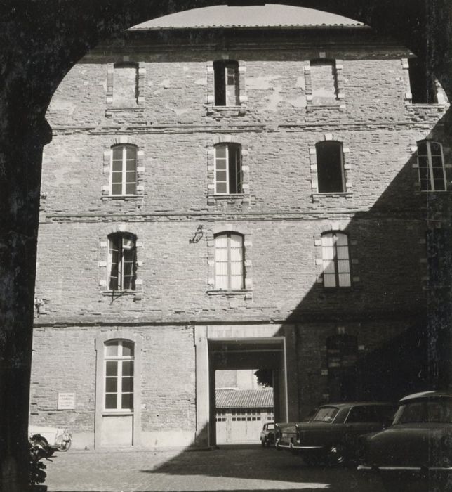 petite cour nord, vue partielle des façades