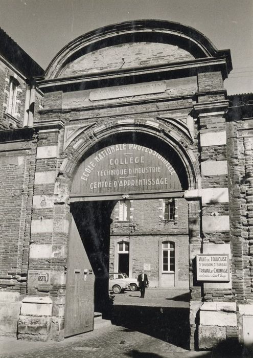 petite cour nord, vue partielle des façades