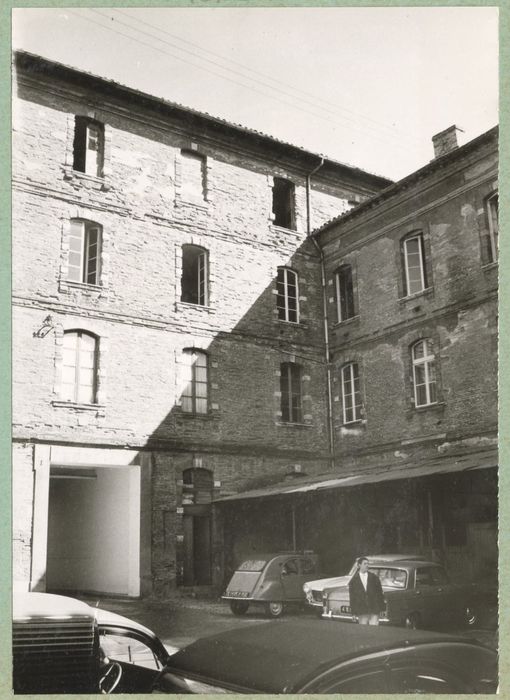 petite cour nord, vue partielle des façades