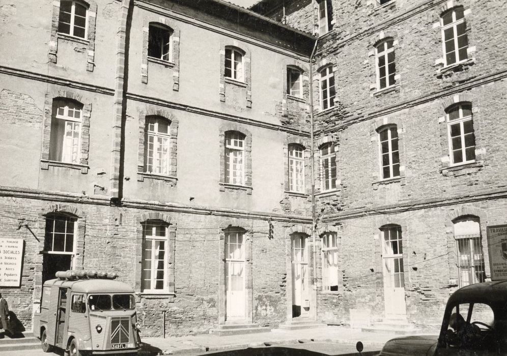 petite cour sud, vue partielle des façades