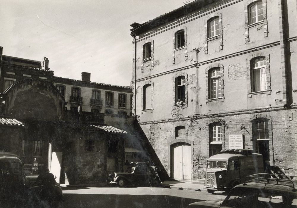 portail d’accès sur rue ouvrant sur la petite cour sud