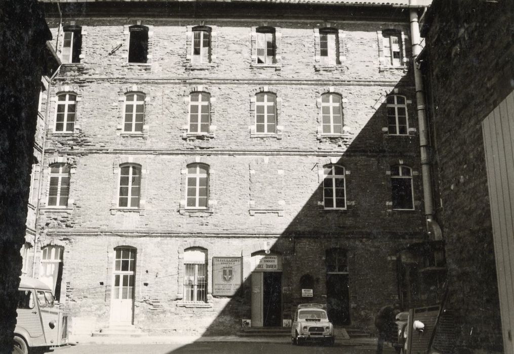 petite cour sud, vue partielle des façades
