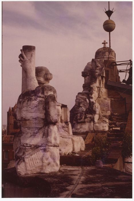 vue partielle des sculptures monumentales ornant le fronton principal de la façade de Cammas
