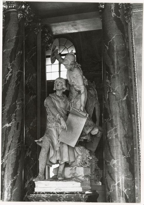 groupe sculpté du salon des Illustres : Raymond VI