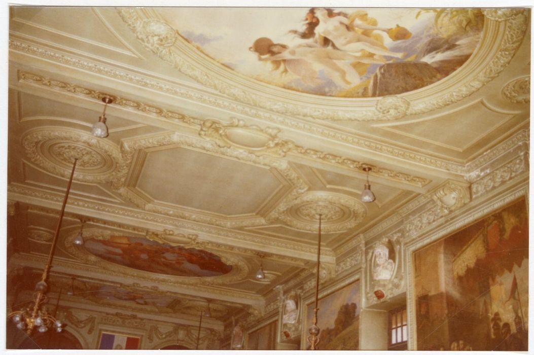 salle du conseil municipal, vue partielle du décor peint du plafond