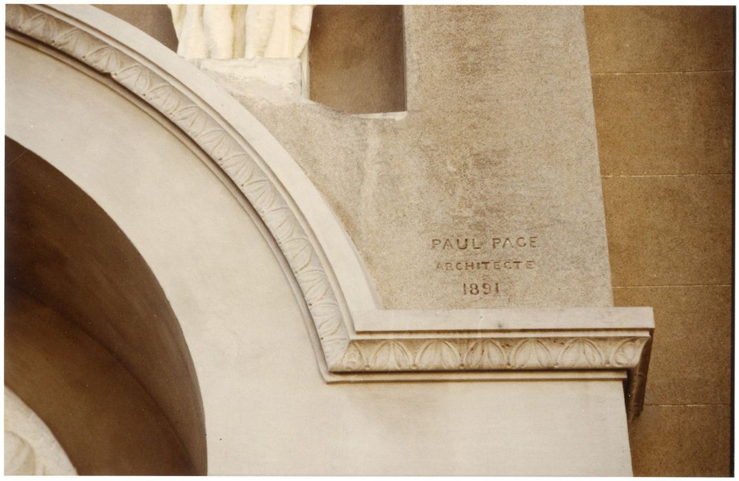 façade nord-est, détail de la signature