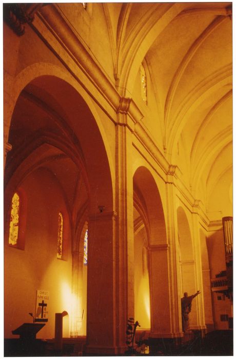 nef, grandes arcades droites depuis le nord-est