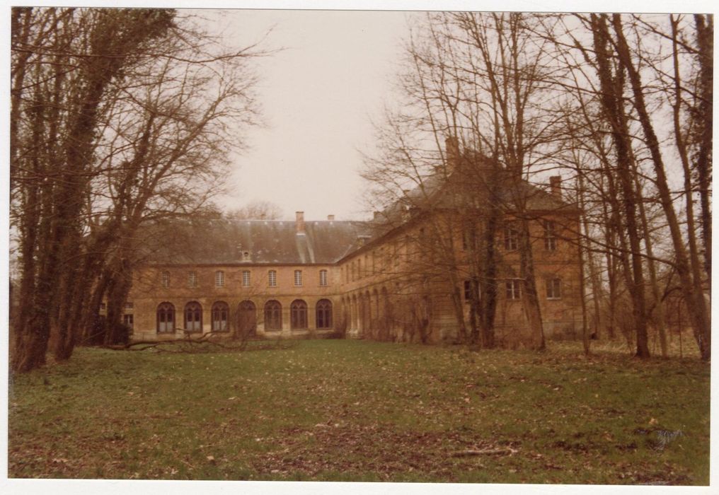 vue générale du logis abbatial depuis l’Est