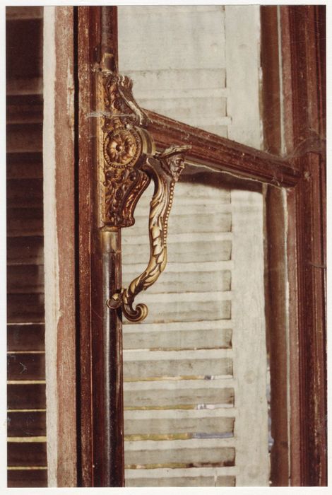 salle à manger, détail d’une espagnolette d’une fenêtre