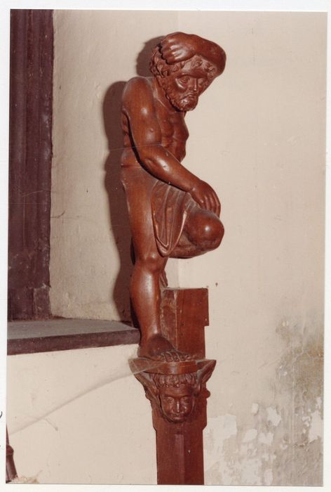 bibliothèque, détail d’une statuette servant à retenir les ambrasses de rideaux
