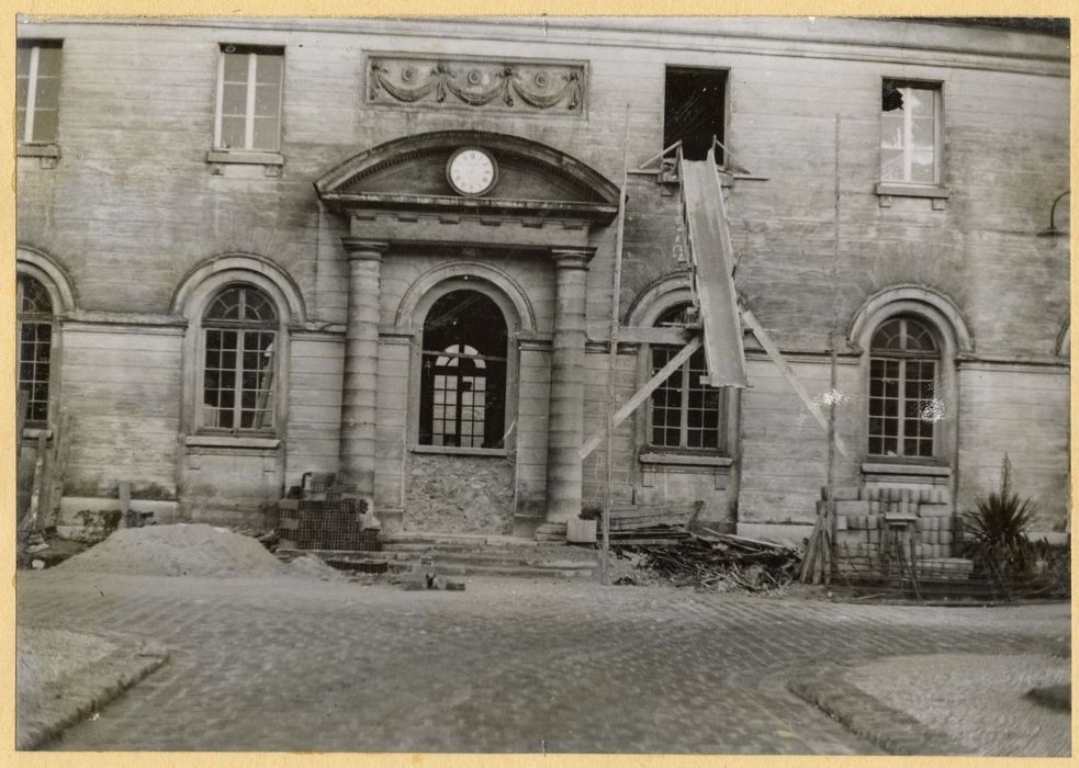 façade sur cour, vue partielle