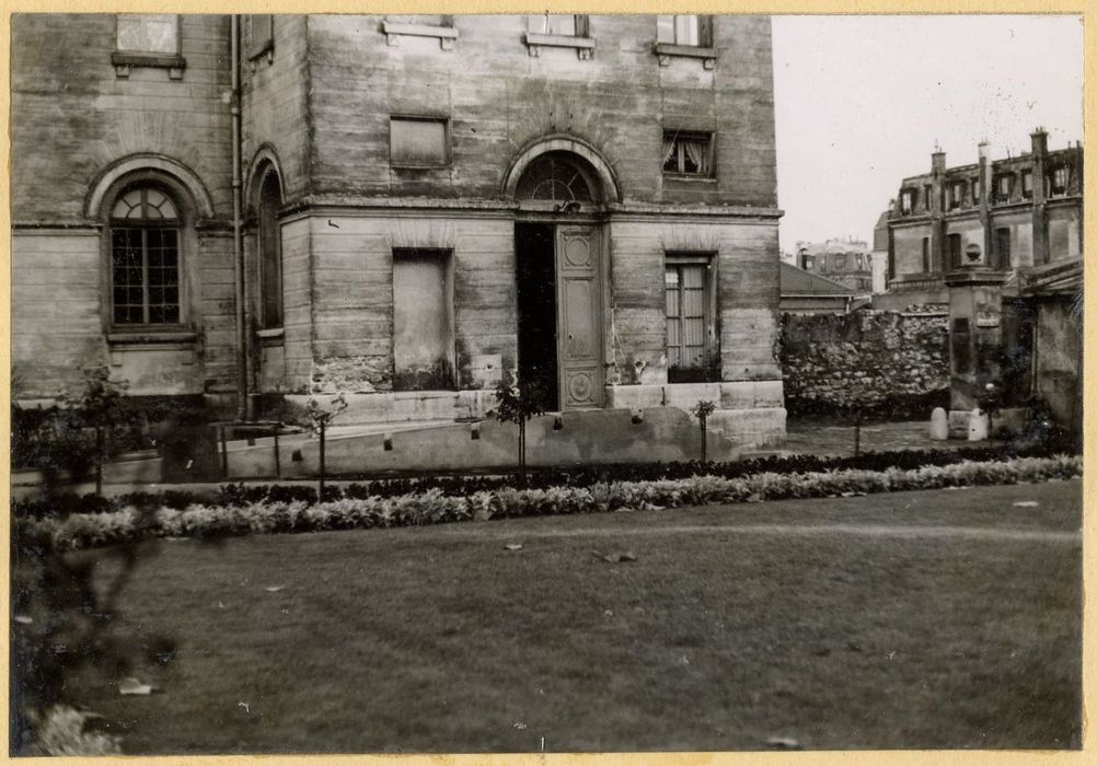 façade sur cour, vue partielle