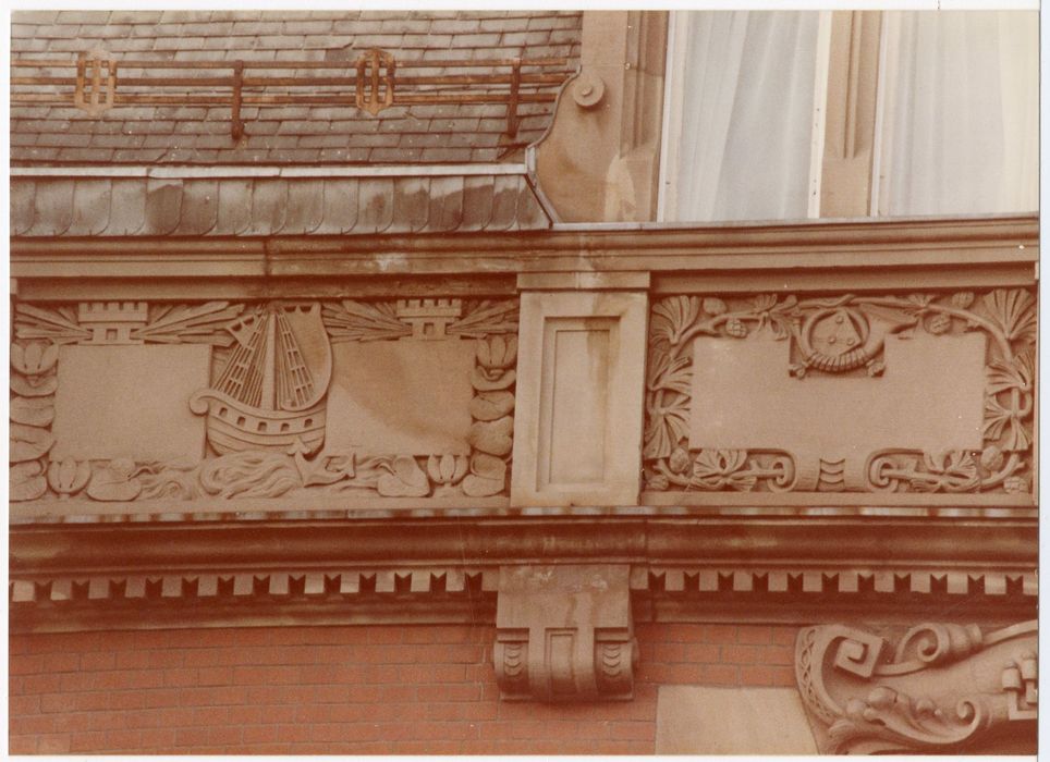 aile nord, détail décoratif des bas-reliefs