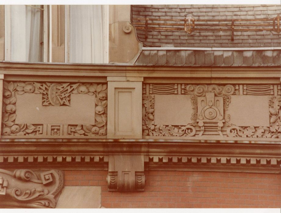 aile nord, détail décoratif des bas-reliefs