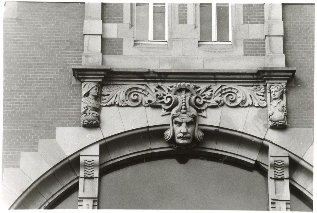 corps central, façade est, détail d’une clé
