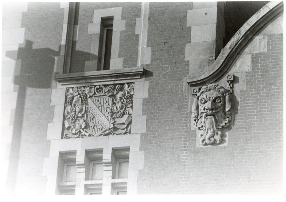 corps central, façade est, détails décoratifs
