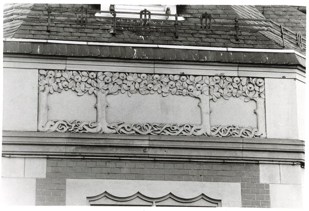 aile nord, façade est, détail d’un bas-relief