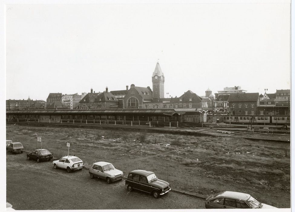 vue générale de la gare dans son environnement depuis les quais d’embarquement