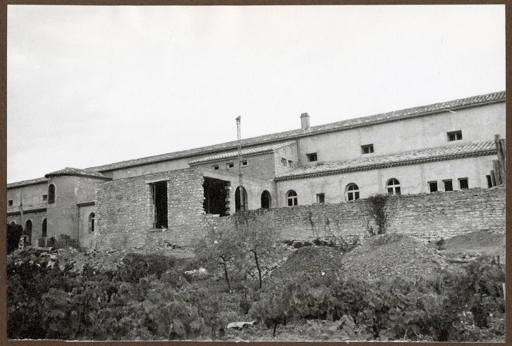bâtiment nord longeant la rue, façade nord