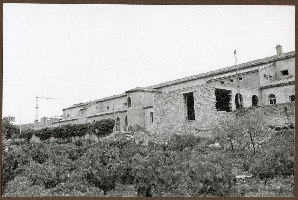 bâtiment nord longeant la rue, façade nord