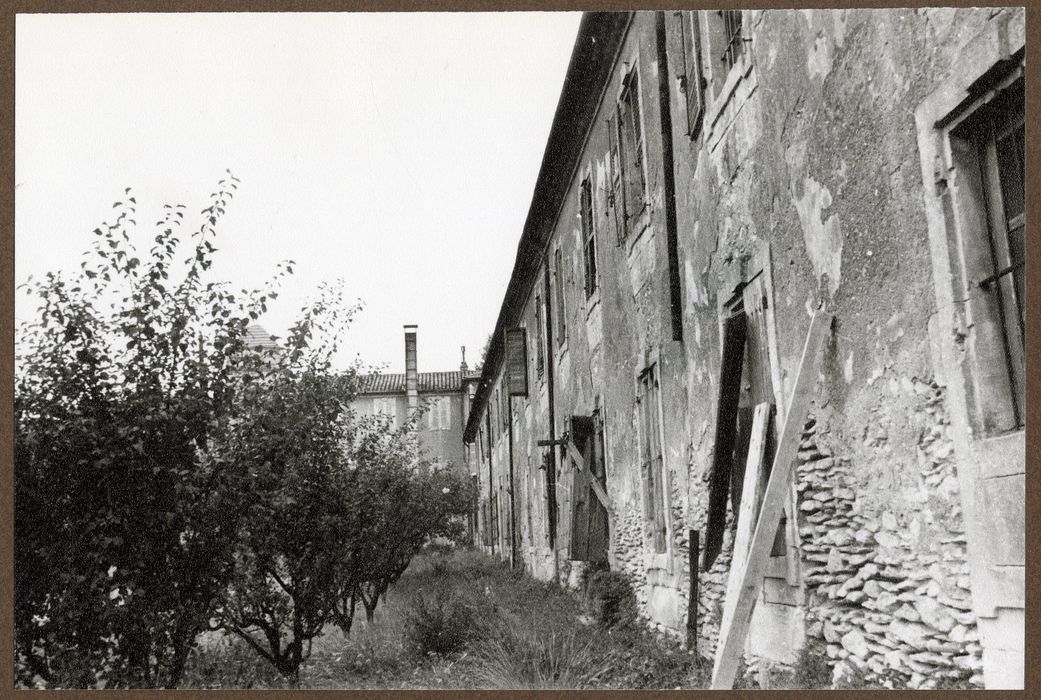 bâtiment au nord de l’église, façade est