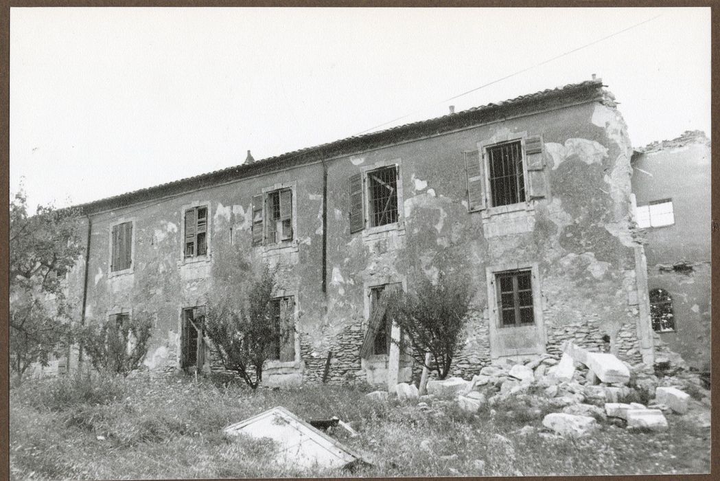 bâtiment au nord de l’église, façade est