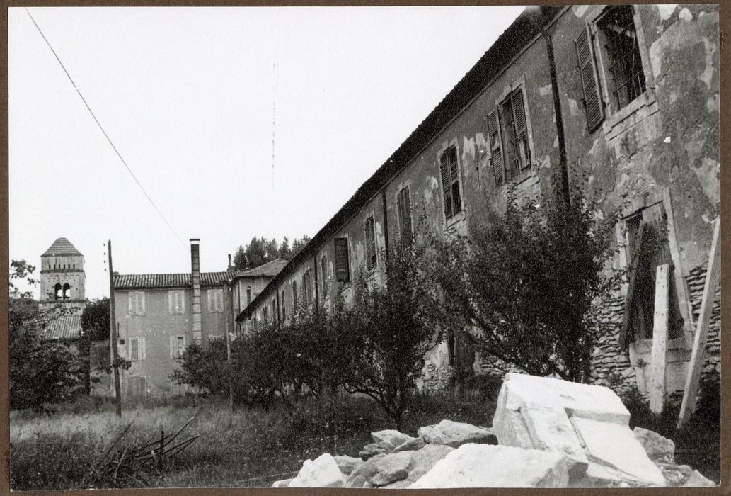 bâtiment au nord de l’église, façade est