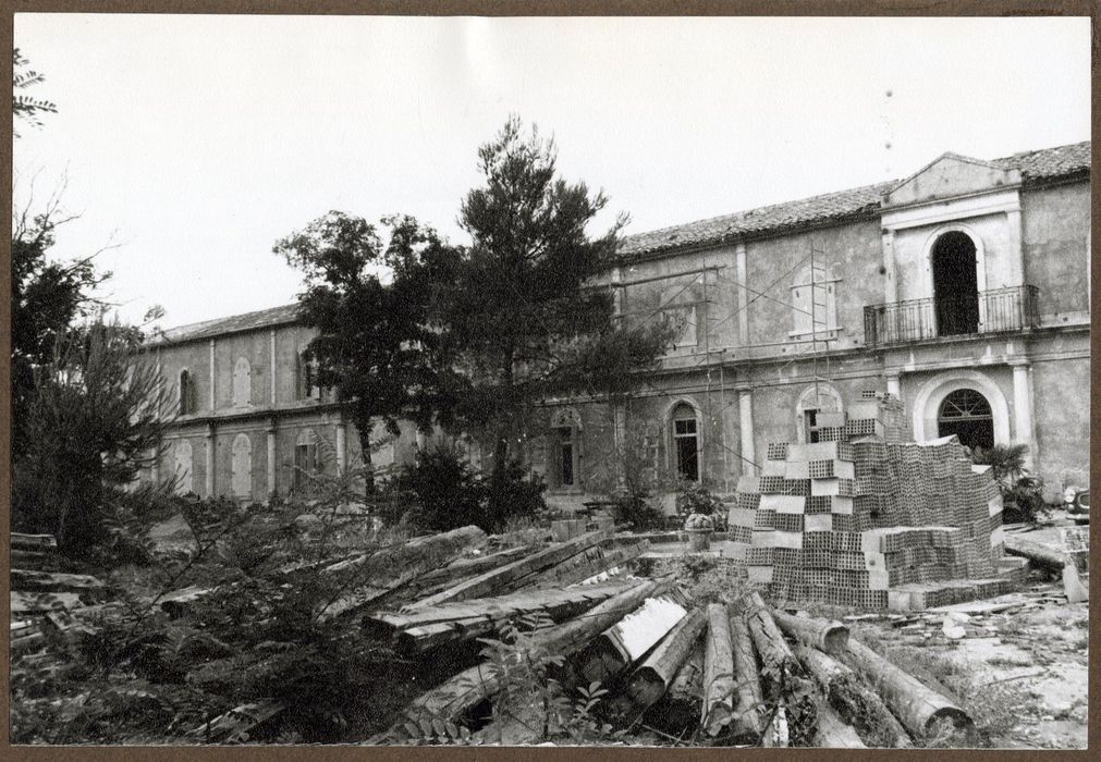 bâtiment nord longeant la rue, façade sud