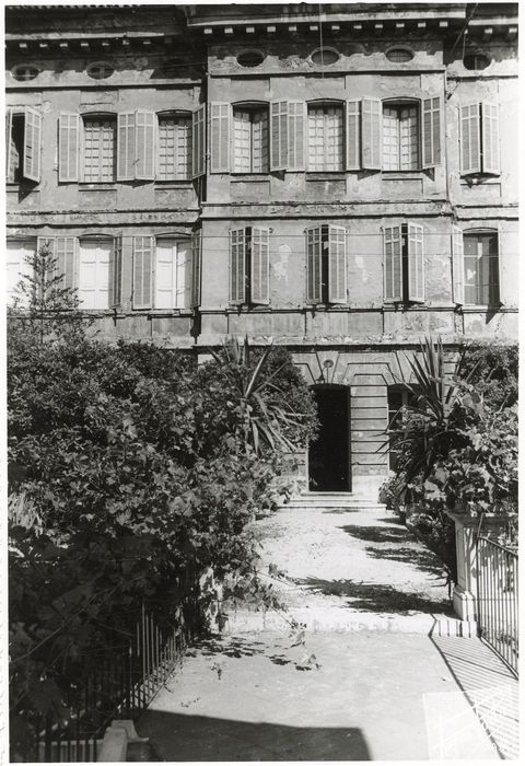façade sur jardin, vue partielle