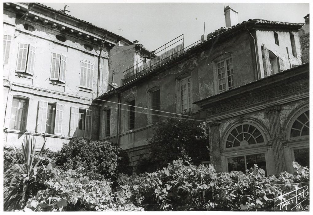 aile des dépendances en retour sur jardin