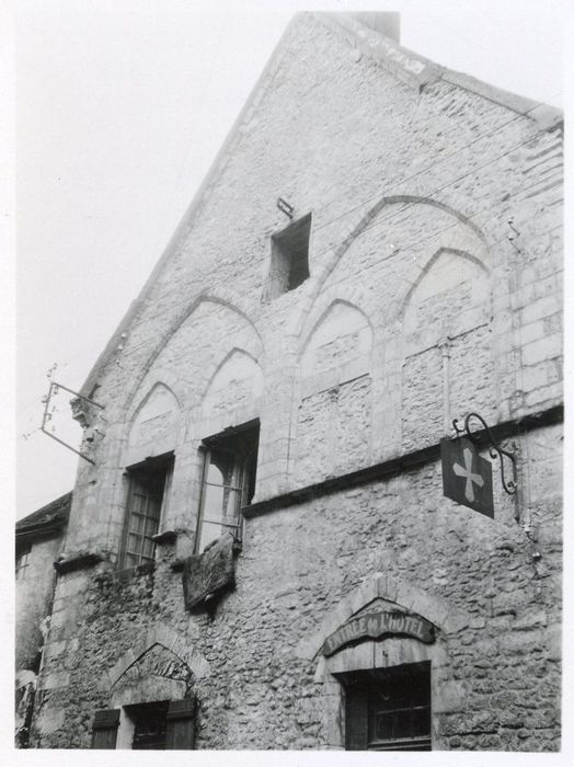 façade sur la rue des Capucins, vue partielle