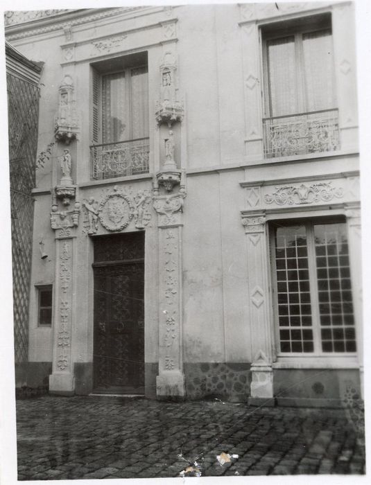 façade sur cour, vue partielle