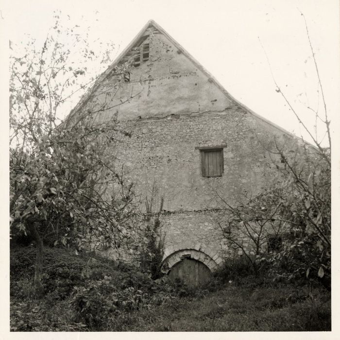 pignon nord avec l’entrée aux caves