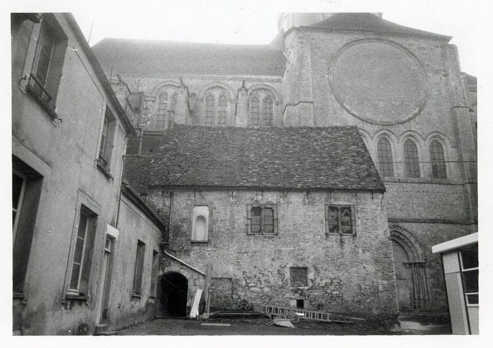 façade sur cour de la chapelle Saint-Lucence