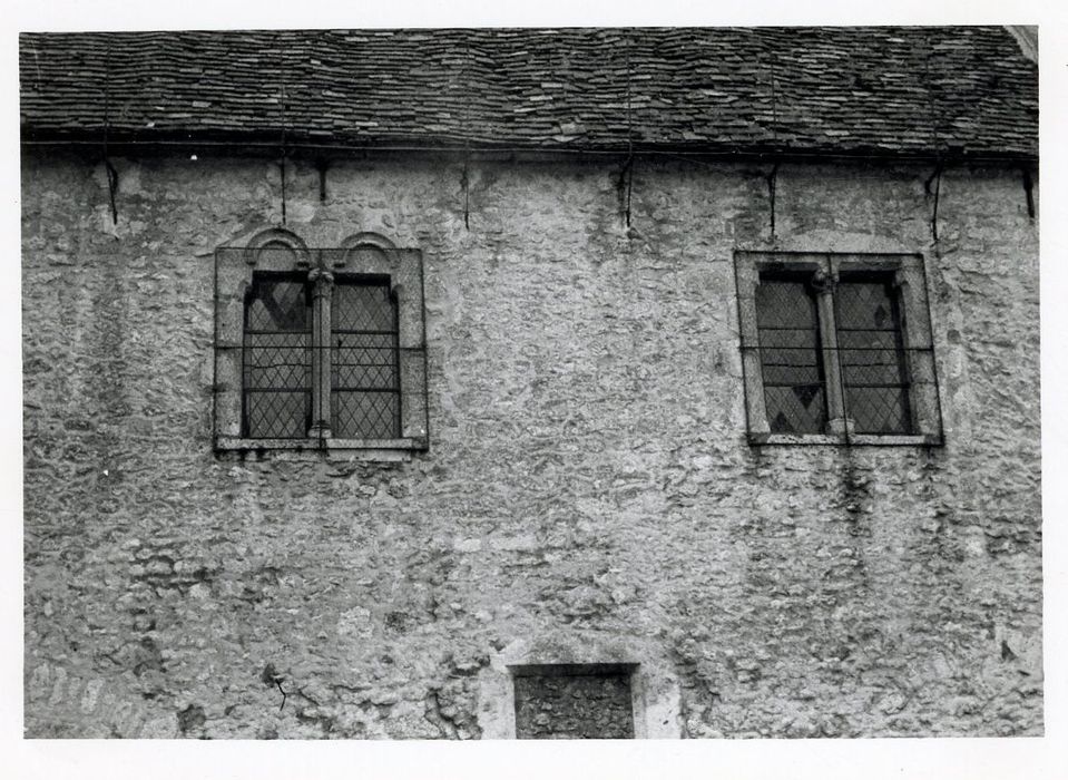 façade sur cour de la chapelle Saint-Lucence, vue partielle