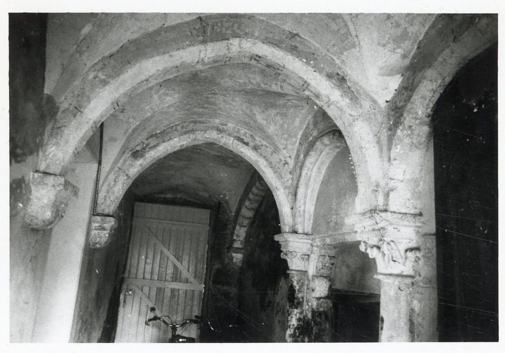 passage voûté reliant la cour et la rue donnant accès à la chapelle Sainte-Lucence