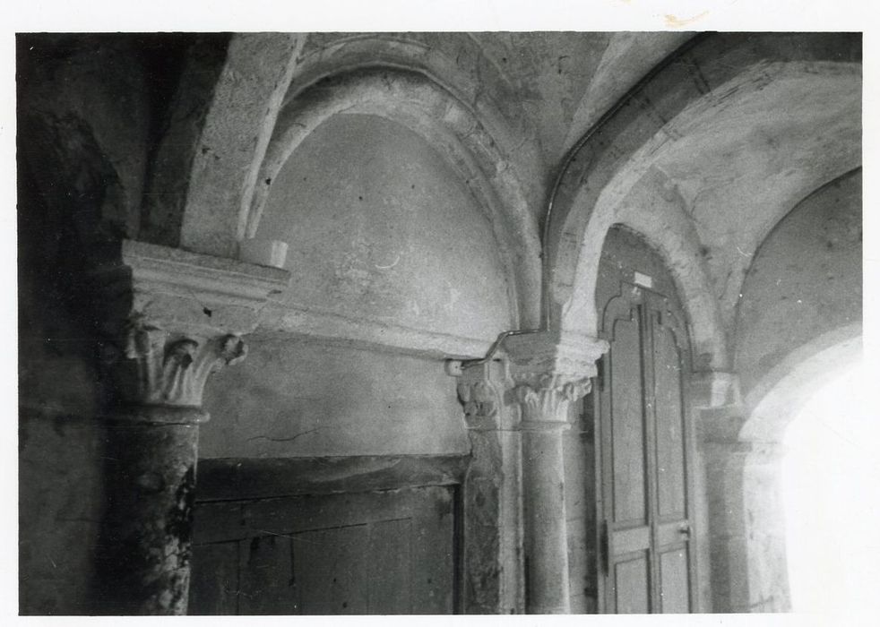 passage voûté reliant la cour et la rue donnant accès à la chapelle Sainte-Lucence, vue partielle