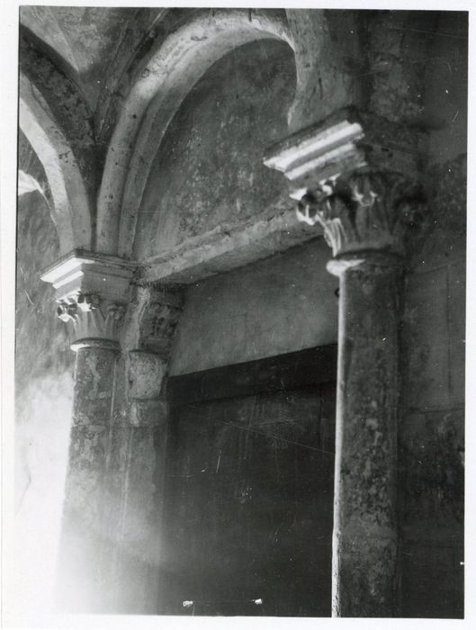 passage voûté reliant la cour et la rue donnant accès à la chapelle Sainte-Lucence, vue partielle