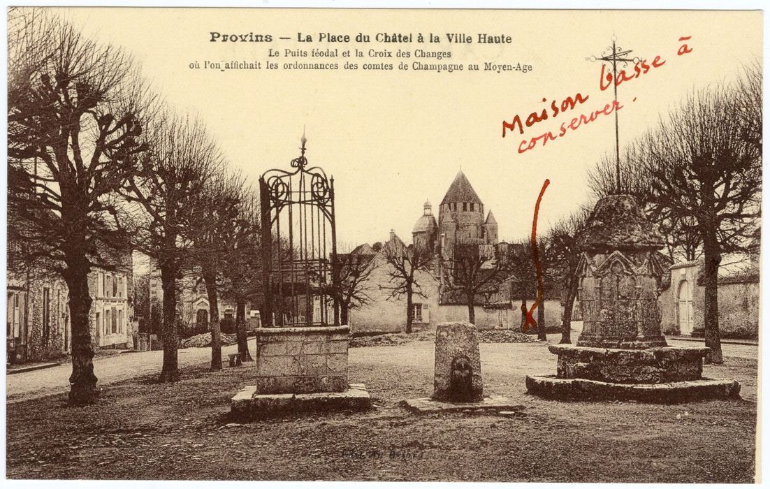 vue partielle du château dans son environnement depuis la place du Châtel