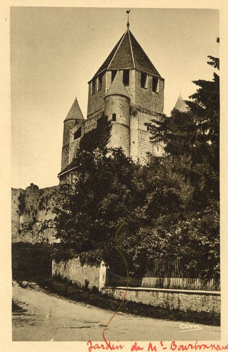 vue partielle du château dans son environnement depuis le Sud-Est