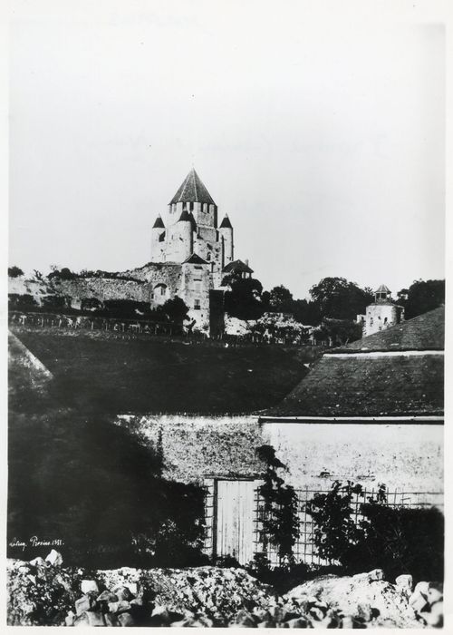 vue partielle du château dans son environnement depuis le Nord-Est