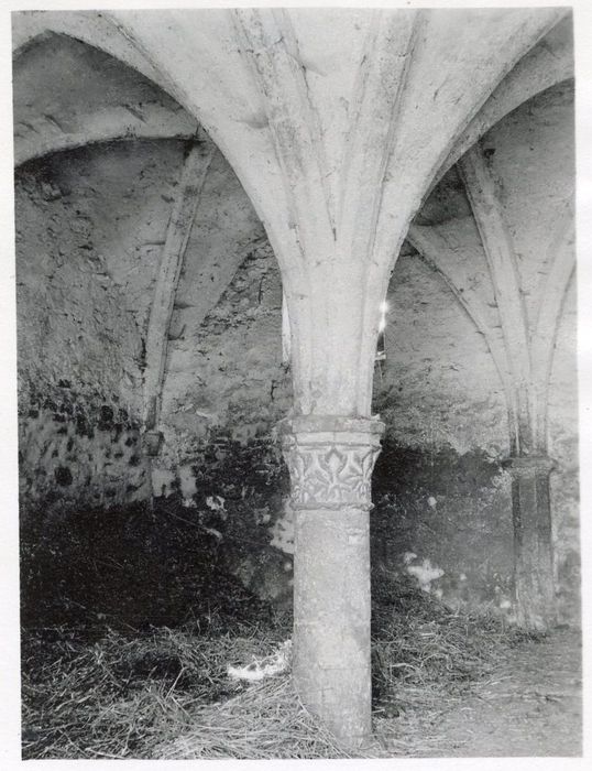 vue partielle d’une salle voûtée