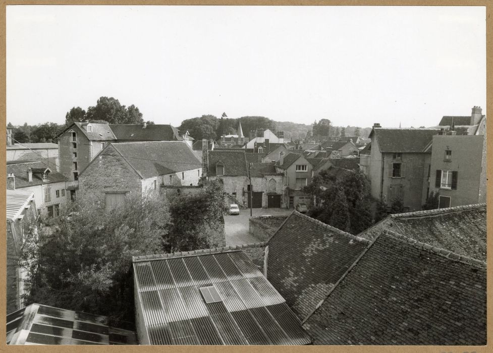 vue générale de la chapelle seigneuriale dans son environnement urbain depuis le Nord