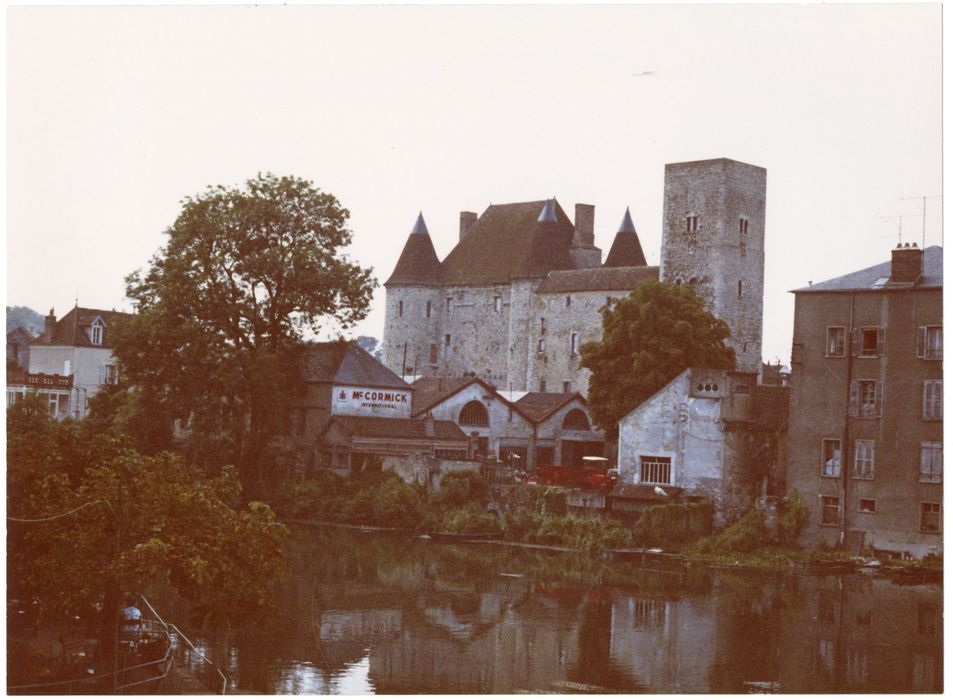 vue générale du château dans son environnement depuis le Nord-Est