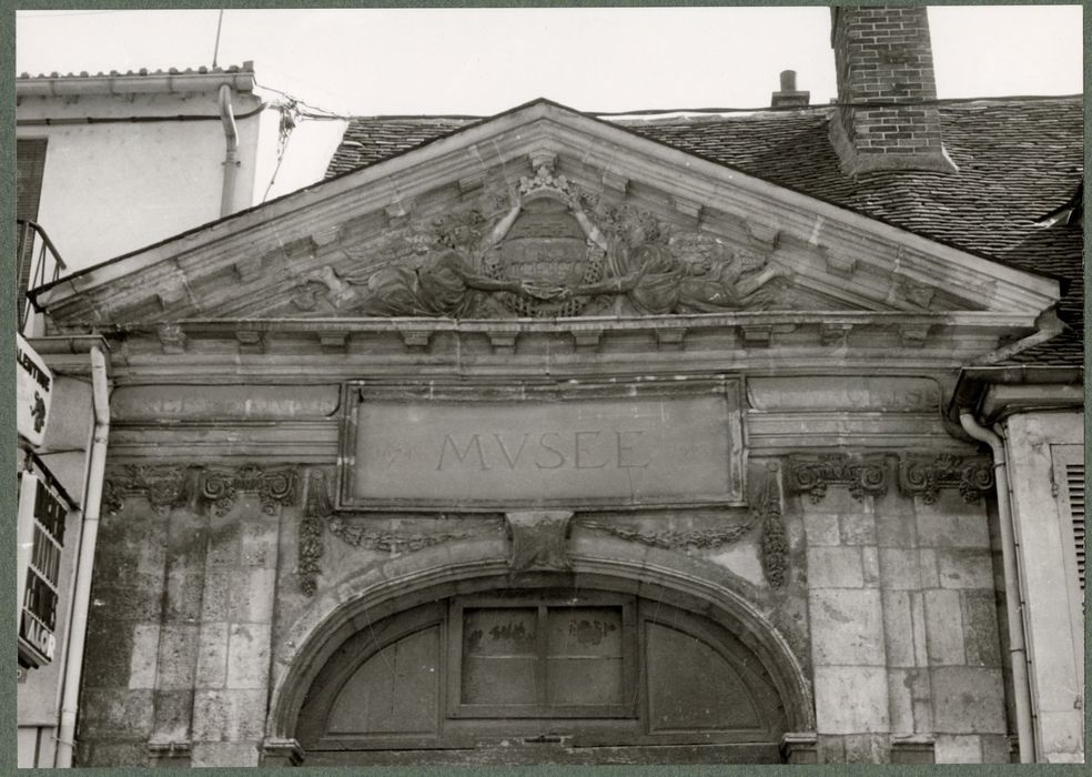 portail d’accès à la cour du château sur la rue Gautier 1er, détail du fronton