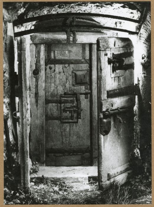 tour Saint-Pierre, détail des vantaux du cachot