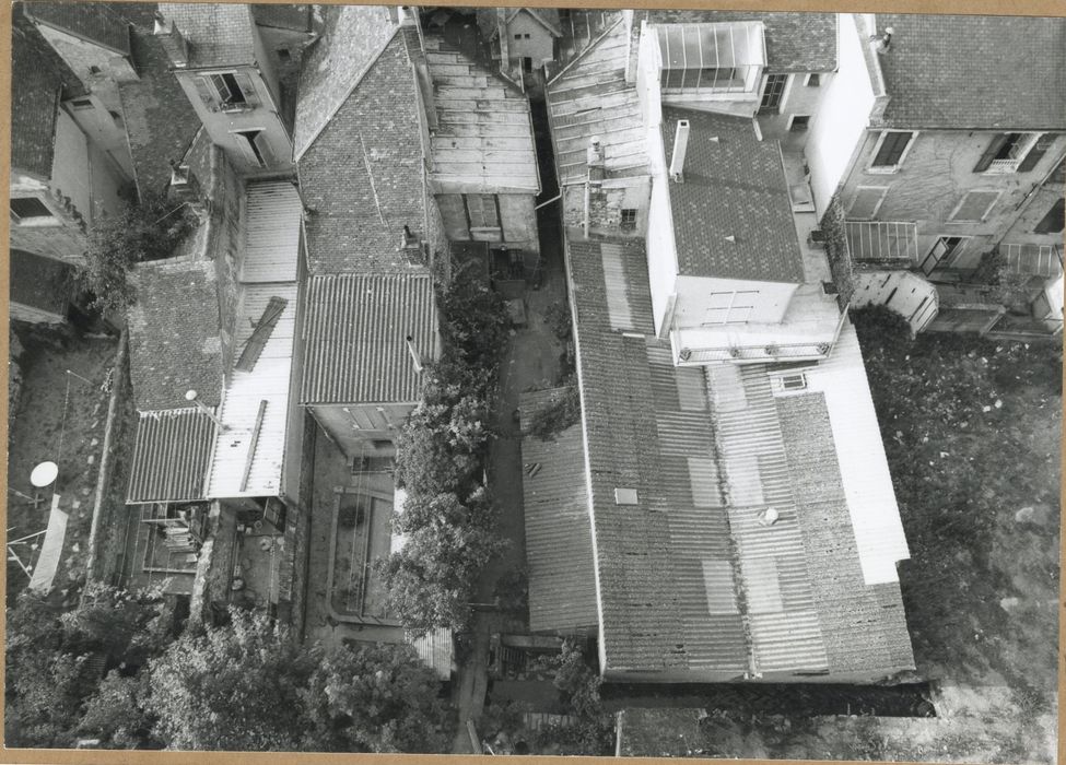 vue générale des constructions au pied de la tour de guet au nord