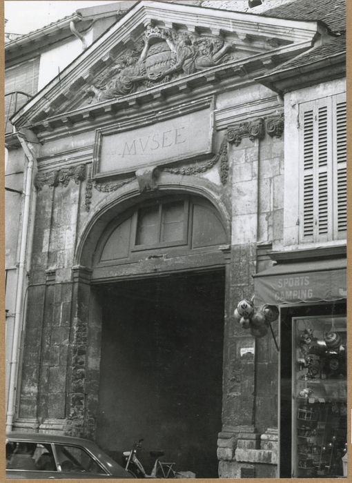 portail d’accès à la cour du château sur la rue Gautier 1er